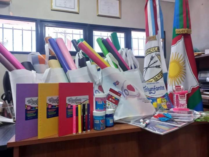 Cacique Ariacaiquin: El gobierno local asiste con kit escolares en todos los niveles