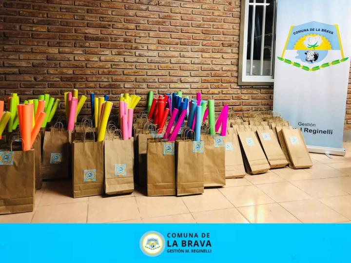 La Brava: Entrega de Kit escolares para los estudiantes del pueblo