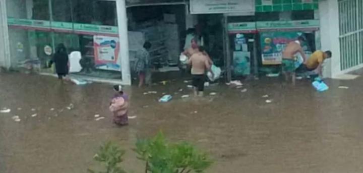 Temporal en Corrientes: la tormenta dejó casas inundadas, autos flotando, gente en bote por las calles y comercios saqueados