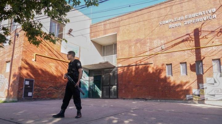 Terror en Rosario: convocan a policías retirados para custodiar instituciones públicas