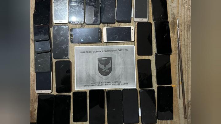 Le sacaron 26 celulares a los presos de Coronda
