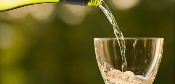 ¿Es vino? Autorizan la producción y venta de vino sin alcohol en Argentina