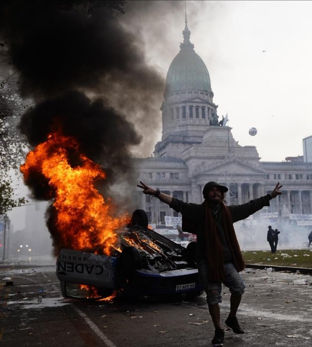 Maxíma tensión: piqueteros prendieron fuego el auto de Cadena 3 durante los incidentes en el Congreso