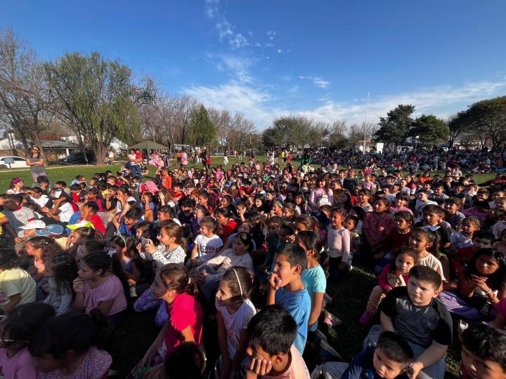 Una multitud de niños colmaron la Plaza Adolfo Mecca de San Javier 