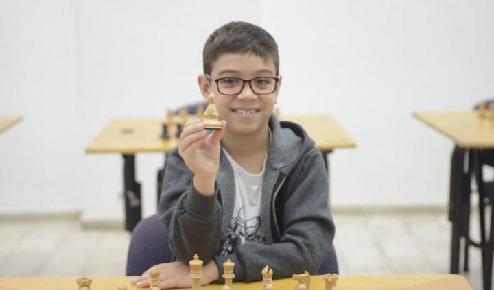 Faustino Oro, el argentino de 10 años que se convirtió en el maestro internacional de ajedrez más joven de la historia