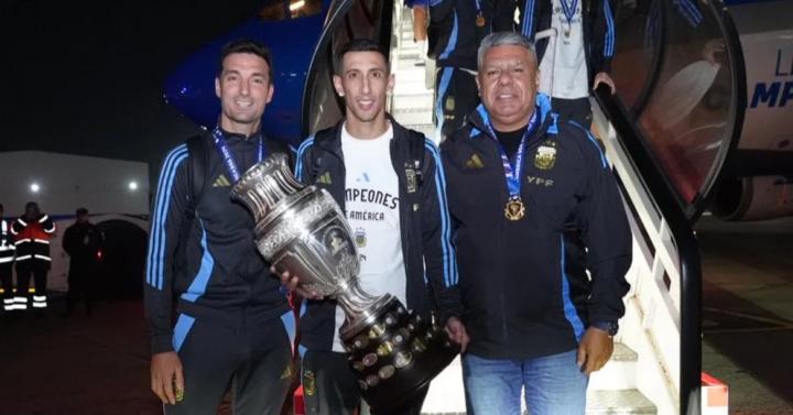 La selección argentina regresó al país y trajo la Copa América