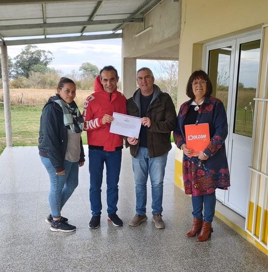 Apoyo a la educación: Entrega de aportes para mantenimiento en la Escuela de Los Jacintos