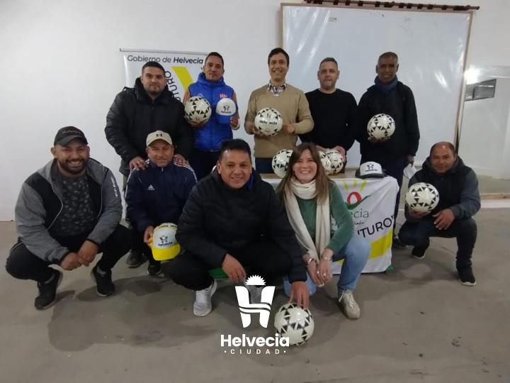 Entrega de material deportivo en Helvecia 