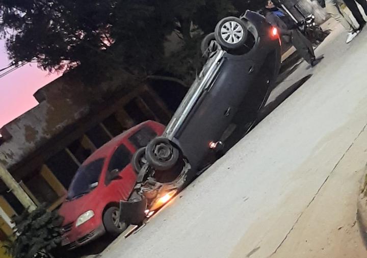 Fuerte choque y vuelco en el centro de San Javier 