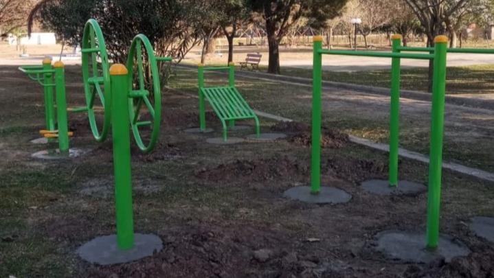 Colocación de nuevos juegos y circuitos recreativos para toda la familia en Colonia Teresa