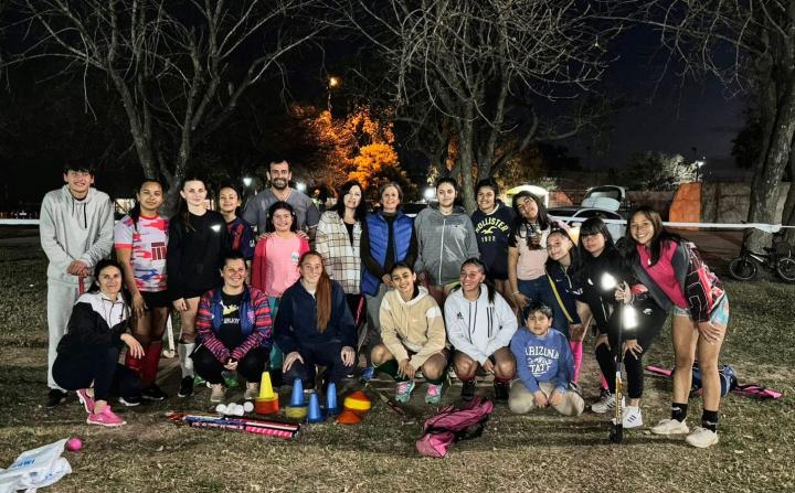 Entrega de materiales deportivos de hockey 