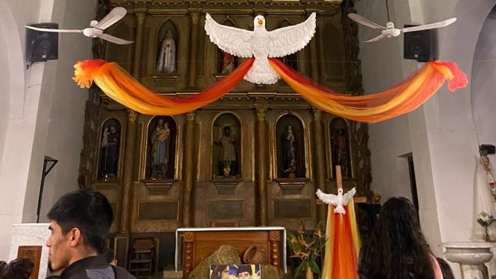 Voluntarios del Santuario San Francisco Javier adornan el altar con creatividad y Fe