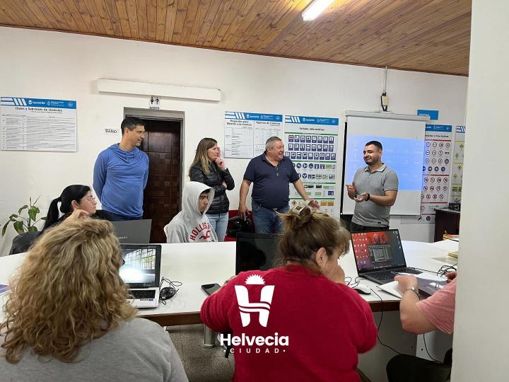 Comienzo del curso de informática brindado por ATE en las instalaciones comunales de Helvecia