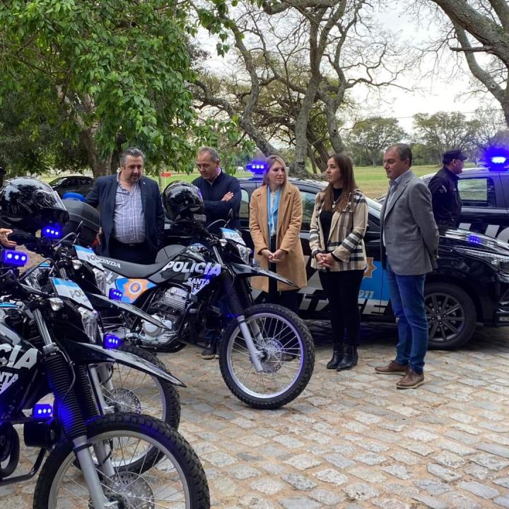 Cuatro patrulleros y cuatro motos para la policía del departamento Garay