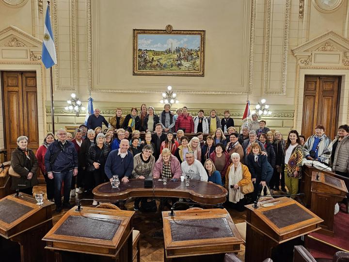 Un numeroso grupo de jubilados oriundos de Gobernador Crespo visitaron la Cámara de Senadores de la Provincia