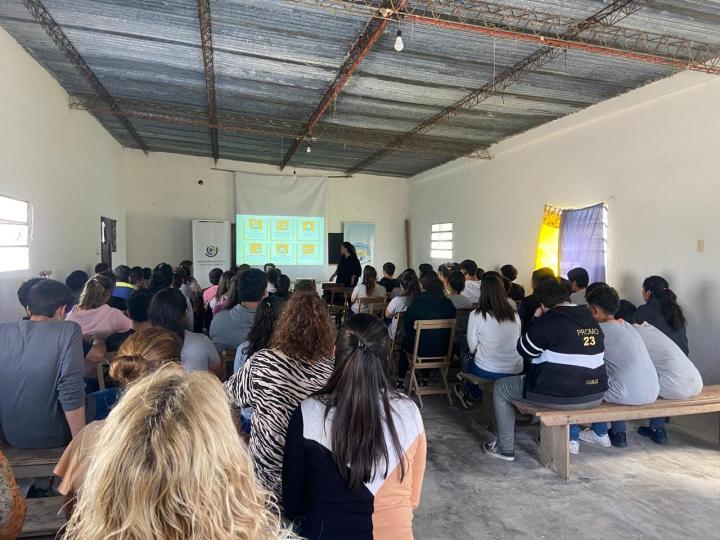 La Brava: junto a los jóvenes se realizó la charla de prevención con autoridades de la defensoria del pueblo 