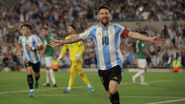 Con un Messi brillante, Argentina goleó 6-0 a Bolivia y quedó como único puntero