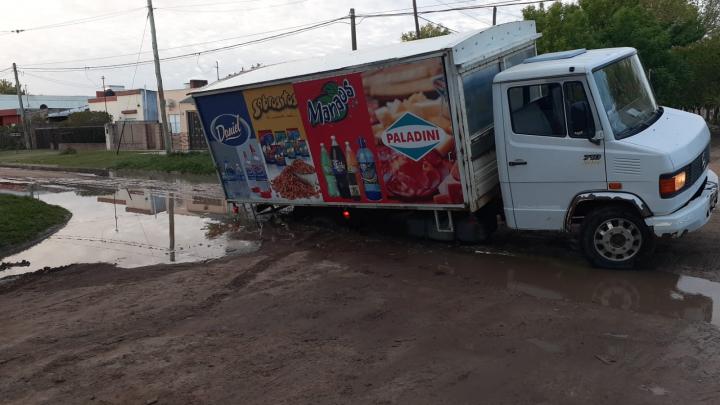 San Javier: Un camión se enterró en una esquina por la pérdida de un caño de agua 