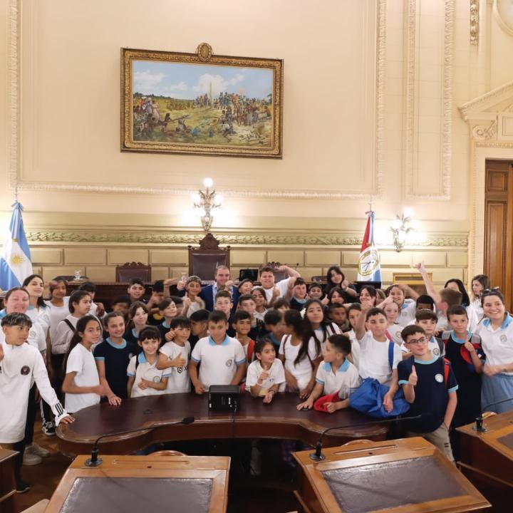 Alumnos de °5 grado de Santa Rosa de Calchines visitan la Legislatura de la Provincia de Santa Fe 