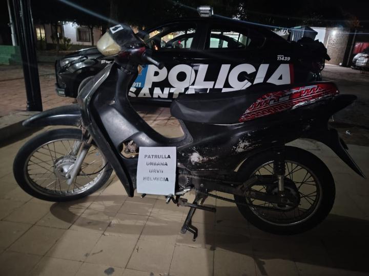 La policía de Helvecia recuperó una moto robada en la ciudad hace 2 años 