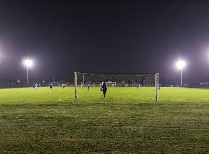 El Senador Baumgartner entrega reflectores para dos canchas de fútbol