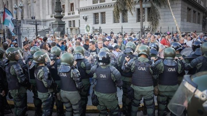 Senadores K pidieron que los policías no usen los baños del Congreso