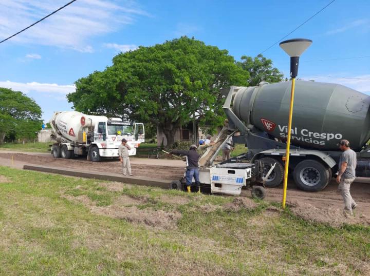 La Comuna de La Brava construye 360 metros de cordón cuneta frente a la plaza 