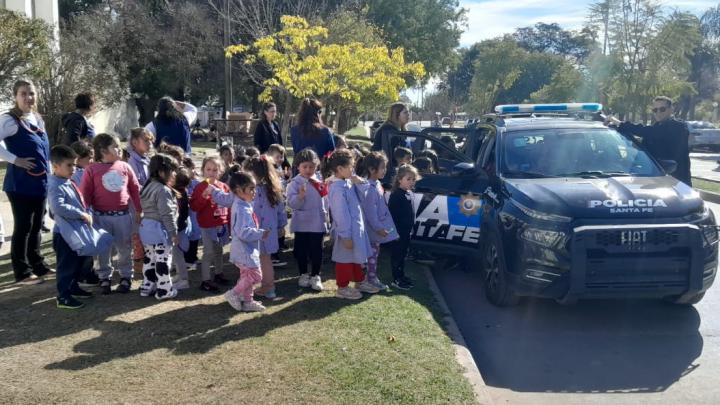 Policía de San Javier junto a los niños del Jardín 