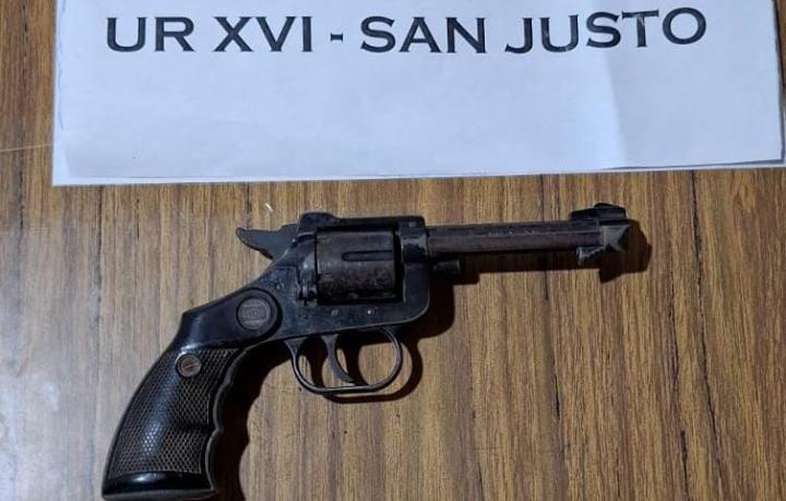 Le sacaron un revolver a abuelo de 74 años en causa por presuntas amenazas