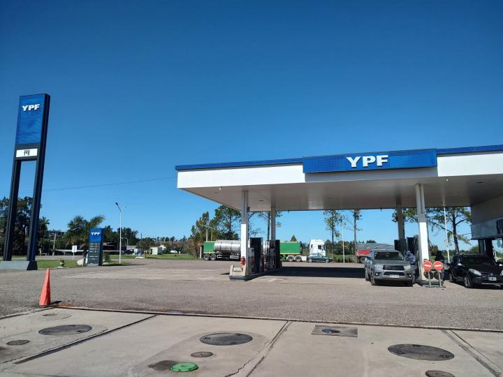 Asaltaron a punta de cuchillo al playero en la YPF de Romang 