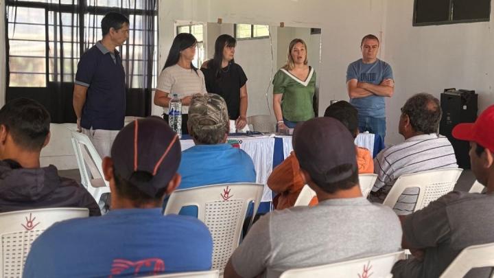 Comenzó la entrega de licencias a pescadores locales en Helvecia